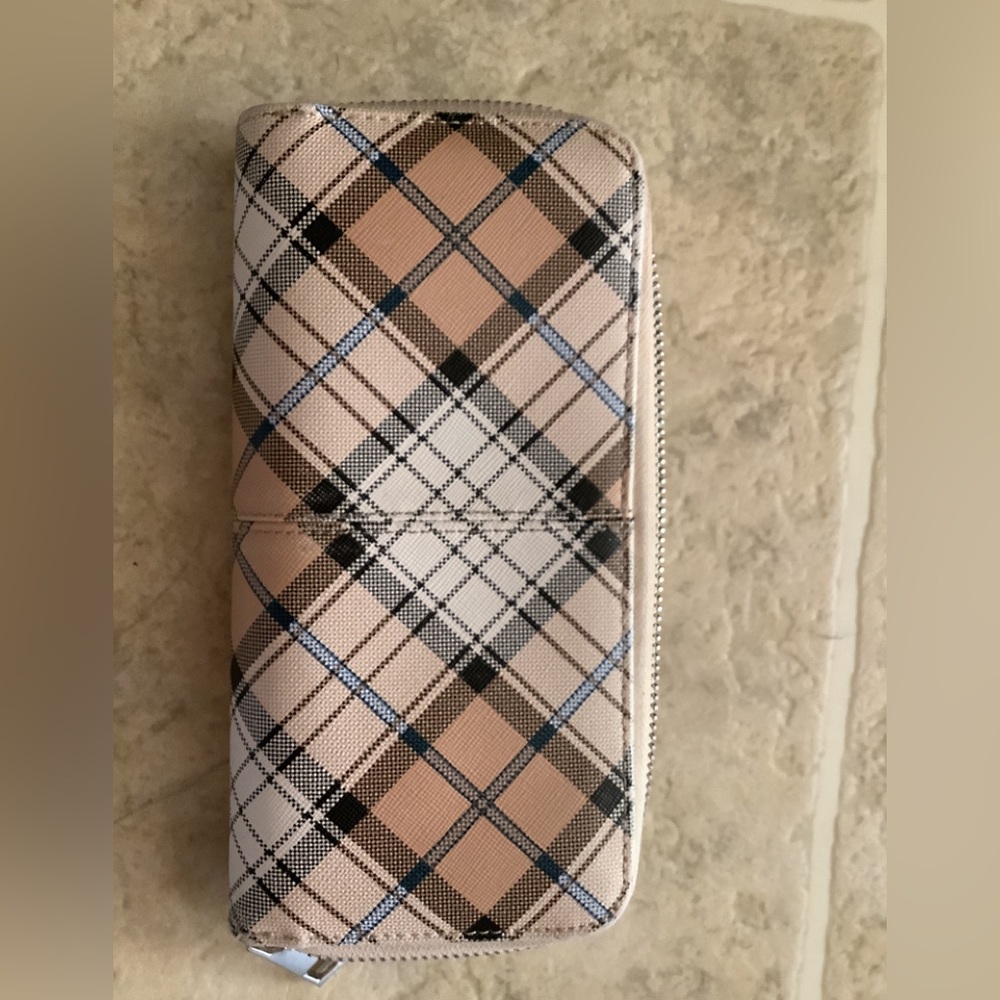 🍉Wallet, EUC, plaid neutral print, zipper all the way around, card slots pockets
